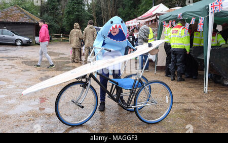 Bolney Sussex UK 2nd April 2018 - Teenage ragazzo con la sua voce chiamata 'penso che abbiamo bisogno Di una PRAM più grande' prende parte alla gara annuale Bolney PRAM oggi che si tiene al pub otto campane nel villaggio ogni Pasqua Bank Holiday Lunedi raccogliere soldi per le associazioni di beneficenza locali SERV Sussex and Age UK Credit: Simon Dack/Alamy Live News Foto Stock