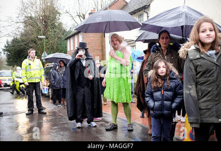 Bolney SUSSEX REGNO UNITO 2 Aprile 2018 - pioggia torrenziale durante l annuale Bolney Pram gara di oggi che si tiene a otto campane pub nel villaggio ogni Pasqua lunedì festivo raccolta fondi per le associazioni di beneficenza locali SERV Sussex e età UK Credit: Simon Dack/Alamy Live News Foto Stock