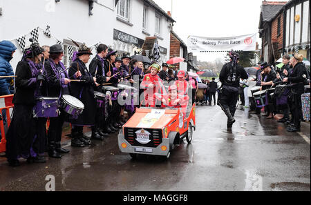 Bolney SUSSEX REGNO UNITO 2 Aprile 2018 - junior gara a prendere l annuale Bolney Pram gara di oggi che si tiene a otto campane pub nel villaggio ogni Pasqua lunedì festivo raccolta fondi per le associazioni di beneficenza locali SERV Sussex e età UK Credit: Simon Dack/Alamy Live News Foto Stock