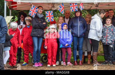 Bolney SUSSEX REGNO UNITO 2 Aprile 2018 - concorrenti e spettatori brave la pioggia all'annuale Bolney Pram gara di oggi che si tiene a otto campane pub nel villaggio ogni Pasqua lunedì festivo raccolta fondi per le associazioni di beneficenza locali SERV Sussex e età UK Credit: Simon Dack/Alamy Live News Foto Stock