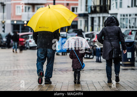 Aberystwyth Wales UK, lunedì 2 aprile 2018 UK Bank Holiday Meteo: persone riparo sotto i loro ombrelli come essi a piedi lungo la passeggiata sotto la pioggia battente su una misera e bagnato il lunedì di Pasqua bank holiday in Aberystwyth sulla West Wales coast foto © Keith Morris / Alamy Live News Foto Stock