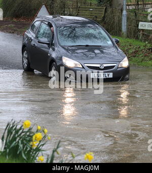 Sutton, Bedfordshire. 2 apr, 2018. Regno Unito: Meteo pesante pioggia durante il periodo di Pasqua ha reso difficile per raggiungere il villaggio di Bedfordshire di Sutton. La Ford che conduce nel villaggio è inondato con il consueto stillicidio di acqua ora sollevato a più di un piede, rendendo percorribile solo i coraggiosi piloti in 4x4s. Sutton, Bedfordshire, Regno Unito il lunedì di Pasqua, 2 aprile 2018 Foto di Keith Mayhew Credito: KEITH MAYHEW/Alamy Live News Foto Stock