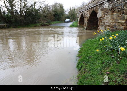 Sutton, Bedfordshire. 2 apr, 2018. Regno Unito: Meteo pesante pioggia durante il periodo di Pasqua ha reso difficile per raggiungere il villaggio di Bedfordshire di Sutton. La Ford che conduce nel villaggio è inondato con il consueto stillicidio di acqua ora sollevato a più di un piede, rendendo percorribile solo i coraggiosi piloti in 4x4s. Sutton, Bedfordshire, Regno Unito il lunedì di Pasqua, 2 aprile 2018 Foto di Keith Mayhew Credito: KEITH MAYHEW/Alamy Live News Foto Stock