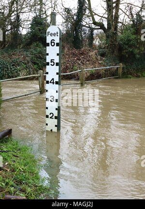 Sutton, Bedfordshire. 2 apr, 2018. Regno Unito: Meteo pesante pioggia durante il periodo di Pasqua ha reso difficile per raggiungere il villaggio di Bedfordshire di Sutton. La Ford che conduce nel villaggio è inondato con il consueto stillicidio di acqua ora sollevato a più di un piede, rendendo percorribile solo i coraggiosi piloti in 4x4s. Sutton, Bedfordshire, Regno Unito il lunedì di Pasqua, 2 aprile 2018 Foto di Keith Mayhew Credito: KEITH MAYHEW/Alamy Live News Foto Stock