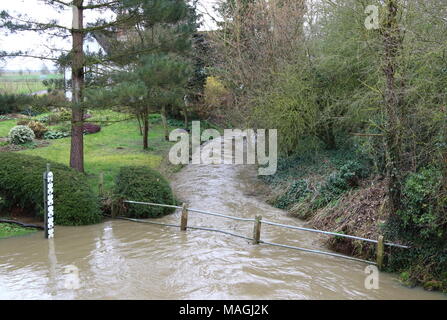 Sutton, Bedfordshire. 2 apr, 2018. Regno Unito: Meteo pesante pioggia durante il periodo di Pasqua ha reso difficile per raggiungere il villaggio di Bedfordshire di Sutton. La Ford che conduce nel villaggio è inondato con il consueto stillicidio di acqua ora sollevato a più di un piede, rendendo percorribile solo i coraggiosi piloti in 4x4s. Sutton, Bedfordshire, Regno Unito il lunedì di Pasqua, 2 aprile 2018 Foto di Keith Mayhew Credito: KEITH MAYHEW/Alamy Live News Foto Stock