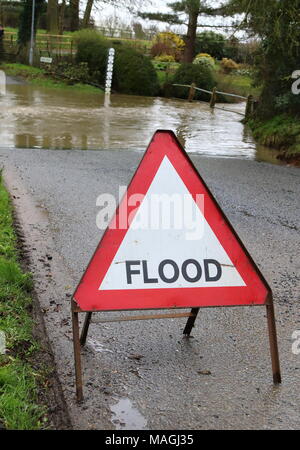 Sutton, Bedfordshire. 2 apr, 2018. Regno Unito: Meteo pesante pioggia durante il periodo di Pasqua ha reso difficile per raggiungere il villaggio di Bedfordshire di Sutton. La Ford che conduce nel villaggio è inondato con il consueto stillicidio di acqua ora sollevato a più di un piede, rendendo percorribile solo i coraggiosi piloti in 4x4s. Sutton, Bedfordshire, Regno Unito il lunedì di Pasqua, 2 aprile 2018 Foto di Keith Mayhew Credito: KEITH MAYHEW/Alamy Live News Foto Stock