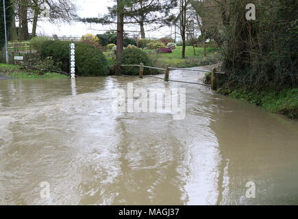 Sutton, Bedfordshire. 2 apr, 2018. Regno Unito: Meteo pesante pioggia durante il periodo di Pasqua ha reso difficile per raggiungere il villaggio di Bedfordshire di Sutton. La Ford che conduce nel villaggio è inondato con il consueto stillicidio di acqua ora sollevato a più di un piede, rendendo percorribile solo i coraggiosi piloti in 4x4s. Sutton, Bedfordshire, Regno Unito il lunedì di Pasqua, 2 aprile 2018 Foto di Keith Mayhew Credito: KEITH MAYHEW/Alamy Live News Foto Stock