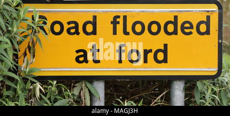 Sutton, Bedfordshire. 2 apr, 2018. Regno Unito: Meteo pesante pioggia durante il periodo di Pasqua ha reso difficile per raggiungere il villaggio di Bedfordshire di Sutton. La Ford che conduce nel villaggio è inondato con il consueto stillicidio di acqua ora sollevato a più di un piede, rendendo percorribile solo i coraggiosi piloti in 4x4s. Sutton, Bedfordshire, Regno Unito il lunedì di Pasqua, 2 aprile 2018 Foto di Keith Mayhew Credito: KEITH MAYHEW/Alamy Live News Foto Stock