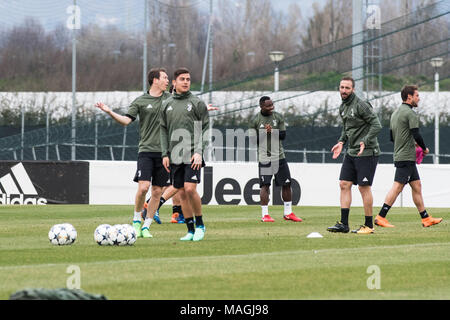 Vinovo, Italia. 2 apr, 2018. Paulo Dybala durante la sessione di formazione prima della Champions League contro il Real Madrid, a Vinovo a Juventus Center, Italia 2 aprile 2018 Credit: Alberto Gandolfo/Alamy Live News Foto Stock