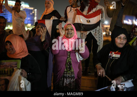 Il Cairo, Egitto. 02Apr, 2018. Le donne cantano slogan durante i festeggiamenti dopo la rielezione del Presidente egiziano Abdel-Fattah al-Sisi per un secondo mandato di quattro anni, a Piazza Tahrir al Cairo, Egitto, 02 aprile 2018. Credito: Mohamed El Raai/dpa/Alamy Live News Foto Stock