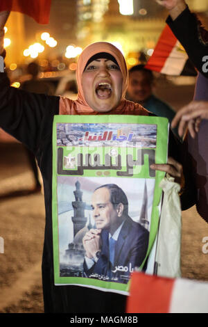 Il Cairo, Egitto. 02Apr, 2018. Una donna canta slogan tenendo un poster del presidente egiziano Abdel-Fattah al-Sisi durante i festeggiamenti dopo la sua rielezione per un secondo mandato di quattro anni, a Piazza Tahrir al Cairo, Egitto, 02 aprile 2018. Credito: Mohamed El Raai/dpa/Alamy Live News Foto Stock