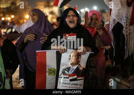 Il Cairo, Egitto. 02Apr, 2018. Una donna canta slogan tenendo un poster del presidente egiziano Abdel-Fattah al-Sisi durante i festeggiamenti dopo la sua rielezione per un secondo mandato di quattro anni, a Piazza Tahrir al Cairo, Egitto, 02 aprile 2018. Credito: Mohamed El Raai/dpa/Alamy Live News Foto Stock