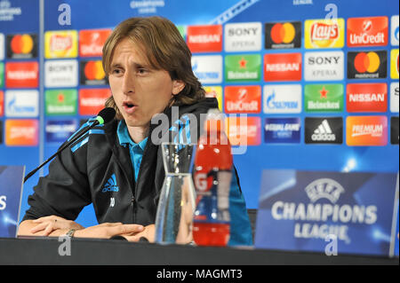 Torino, Italia, il 2 aprile 2018. Luka Modric (Real Madrid CF) durante la conferenza stampa prima di UEFA Champions League la partita di calcio tra Juventus e Real Madrid CF presso lo stadio Allianz il 3 aprile, 2018 a Torino, Italia. Credito: FABIO PETROSINO/Alamy Live News Foto Stock