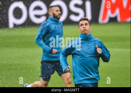 Torino, Italia, il 2 aprile 2018. Cristiano Ronaldo (Real Madrid CF) durante la conferenza stampa prima di UEFA Champions League la partita di calcio tra Juventus e Real Madrid CF presso lo stadio Allianz il 3 aprile, 2018 a Torino, Italia. Credito: FABIO PETROSINO/Alamy Live News Foto Stock