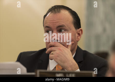 Washington, Distretto di Columbia, Stati Uniti d'America. Xvii gen, 2018. Stati Uniti il senatore MIKE LEE, repubblicani dello Utah, nel corso di una udienza del Campidoglio di Washington, DC Credito: Alex Edelman/ZUMA filo/Alamy Live News Foto Stock