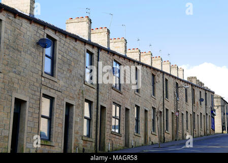 Fila di pietra costruito case a schiera in una strada a,COLNE LANCASHIRE, Regno Unito Foto Stock