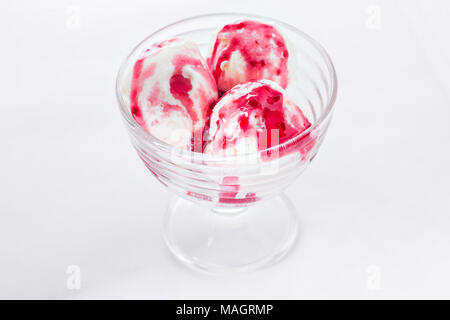 Gelato alla vaniglia con sciroppo di lampone su sfondo bianco. Palline di gelato alla vaniglia in bicchieri ciotola. Foto Stock