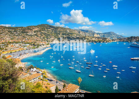 Vista della baia e il resort di lusso città Villefranche sur Mer. Cote d Azur, costa azzurra, francia Foto Stock