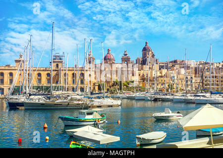 Vista del porto di Vittoriosa e la chiesa di San Lorenzo a La Valletta. Malta, Europa Foto Stock