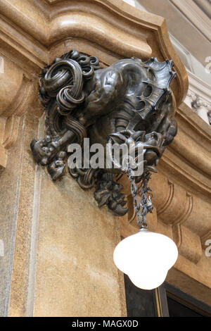 Dettaglio di un drago di bronzo nel Palacio Barolo è l'inferno". Monserrat, Buenos Aires, Argentina. Foto Stock