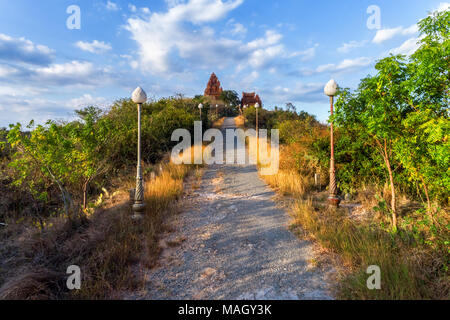 Vista aerea del Poklongarai champa torre. La strada che conduce alla vecchia torre in mattoni in Phan Rang, Ninh thuan, Vietnam Foto Stock