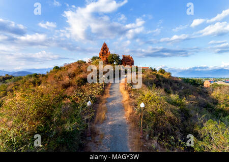 Vista aerea del Poklongarai champa torre. La strada che conduce alla vecchia torre in mattoni in Phan Rang, Ninh thuan, Vietnam Foto Stock