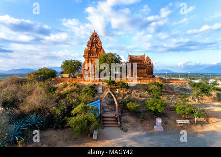 Vista aerea del Poklongarai champa torre. Mattoni vecchi cham towers di Phan Rang. Viaggio attraverso il Vietnam concetto, Phan rang, Ninh thuan, Viet Nam Foto Stock