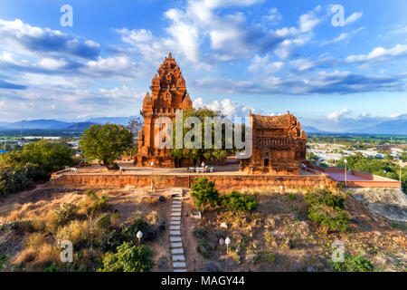 Vista aerea del Poklongarai champa torre. Mattoni vecchi cham towers di Phan Rang. Viaggio attraverso il Vietnam concetto, Phan rang, Ninh thuan, Viet Nam Foto Stock