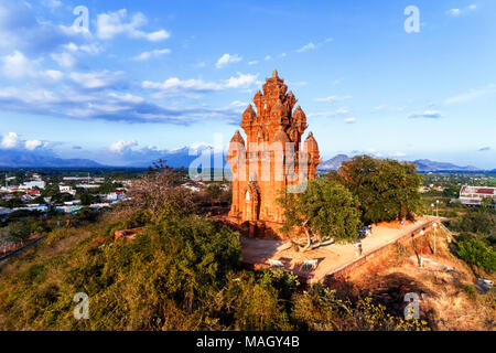 Vista aerea del Poklongarai champa torre. Mattoni vecchi cham towers di Phan Rang. Viaggio attraverso il Vietnam concetto, Phan rang, Ninh thuan, Viet Nam Foto Stock