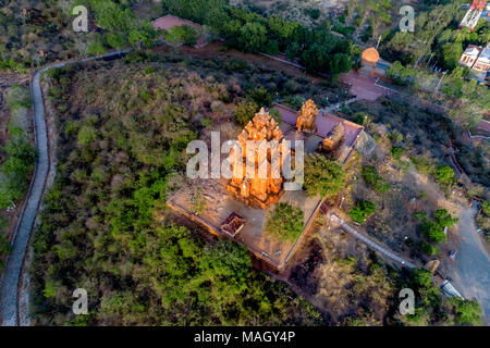 Vista aerea del Poklongarai champa torre. Mattoni vecchi cham towers di Phan Rang. Viaggio attraverso il Vietnam concetto, Phan rang, Ninh thuan, Viet Nam Foto Stock