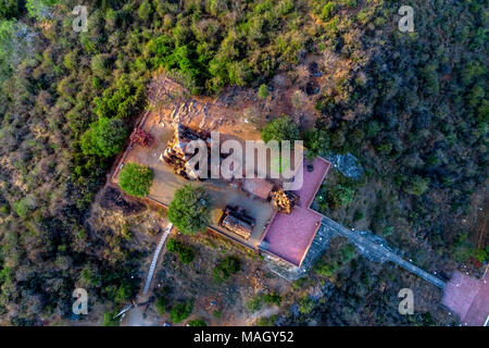 Vista aerea del Poklongarai champa torre. Mattoni vecchi cham towers di Phan Rang. Viaggio attraverso il Vietnam concetto, Phan rang, Ninh thuan, Viet Nam Foto Stock