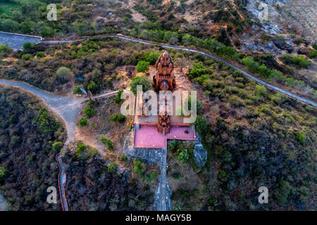 Vista aerea del Poklongarai champa torre. Mattoni vecchi cham towers di Phan Rang. Viaggio attraverso il Vietnam concetto, Phan rang, Ninh thuan, Viet Nam Foto Stock