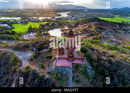 Vista aerea del Poklongarai champa torre. Mattoni vecchi cham towers di Phan Rang. Viaggio attraverso il Vietnam concetto, Phan rang, Ninh thuan, Viet Nam Foto Stock