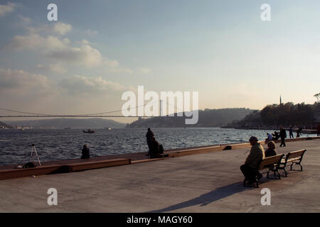 La gente a piedi attraverso lo stretto del Bosforo a Istanbul. Ponte di FSM è in background. Foto Stock