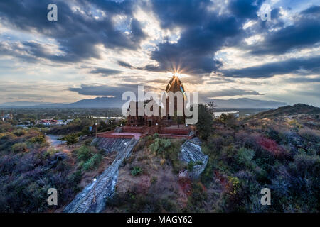 Vista aerea del Poklongarai champa torre. Mattoni vecchi cham towers di Phan Rang. Viaggio attraverso il Vietnam concetto, Phan rang, Ninh thuan, Viet Nam Foto Stock