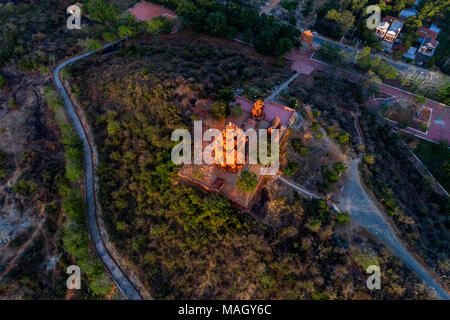 Vista aerea del Poklongarai champa torre. Mattoni vecchi cham towers di Phan Rang. Viaggio attraverso il Vietnam concetto, Phan rang, Ninh thuan, Viet Nam Foto Stock