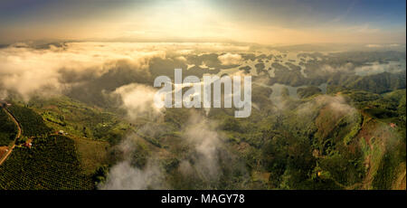 Vista Aeral di sterco di Ta lago al mattino con gli alberi sulla piccola isola paradiso. Questo è il serbatoio di energia idroelettrica in Dac Nong, Viet Foto Stock