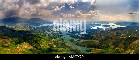 Vista Aeral di sterco di Ta lago al mattino con gli alberi sulla piccola isola paradiso. Questo è il serbatoio di energia idroelettrica in Dac Nong, Viet Foto Stock