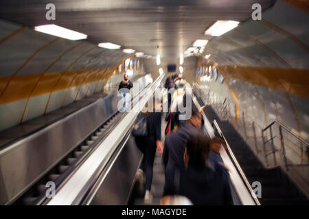 Movimento sfocate immagini di persone su una scala mobile nella metropolitana di Istanbul. Foto Stock