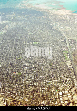 Foschia sopra San Francisco Bay Area visto dal piano. La città di Palo Alto è in basso a destra. Foto Stock