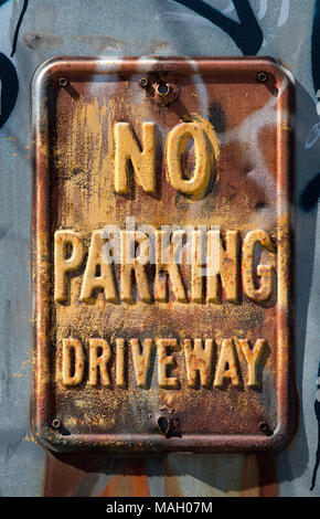 Arrugginiti, vintage nessun parcheggio in viale di segno Foto Stock