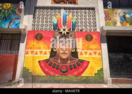 San Gabriel, Ecuador- Novembre 3, 2017: pittura indigeni decorare la parete di un edificio nella città del patrimonio Foto Stock