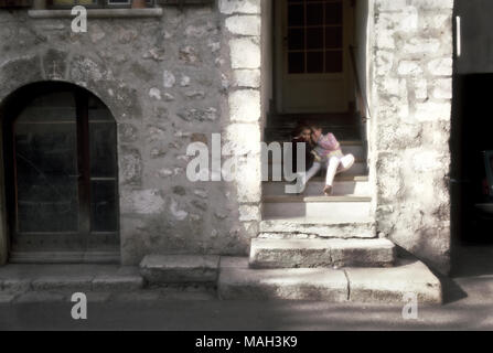 Bambine in un sussurro di rimando a Saint-Paul-de-Vence, Francia. Foto Stock