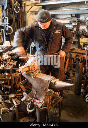 Fabbro lavora su incudine a motori Ryhope museum, Sunderland, England, Regno Unito Foto Stock