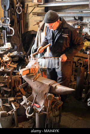 Fabbro lavora su incudine a motori Ryhope museum, Sunderland, England, Regno Unito Foto Stock