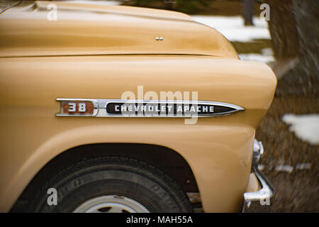 Dettaglio: '38 Chevrolet Apache' spearhead logo sul parafango anteriore di una crema pasticcera 1959 Chevrolet Apache 38 una tonnellata carrello, vicino Noxon, Montana. Foto Stock