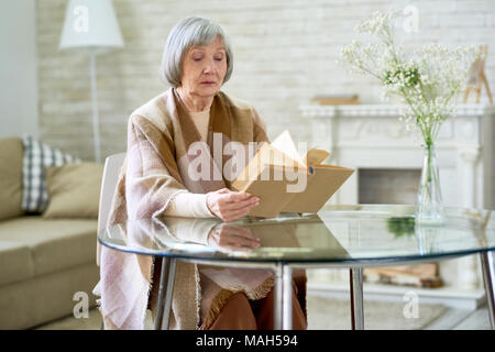 Eleganti Donna Senior Libro di lettura Foto Stock