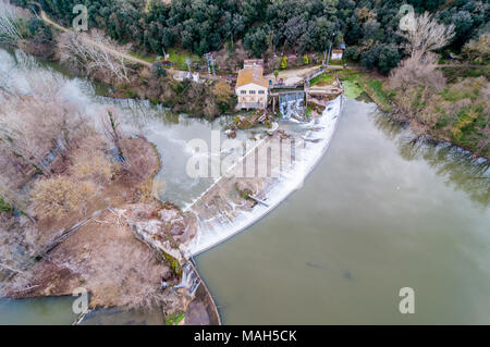 Vista aerea del canale d'acqua diga e centrale idroelettrica Foto Stock