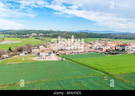 Vista aerea del piccolo villaggio di Vilanant, Alt Empordà, Catalogna, Spagna Foto Stock