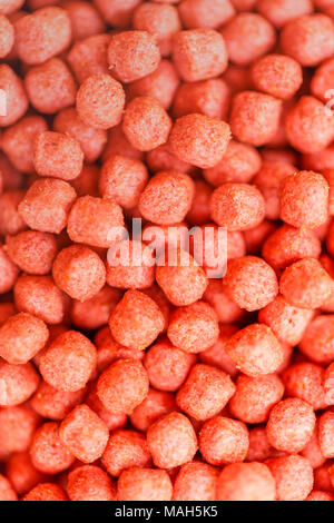 Close up Berry sapore suet pellets utilizzati come alimenti per uccelli Foto Stock